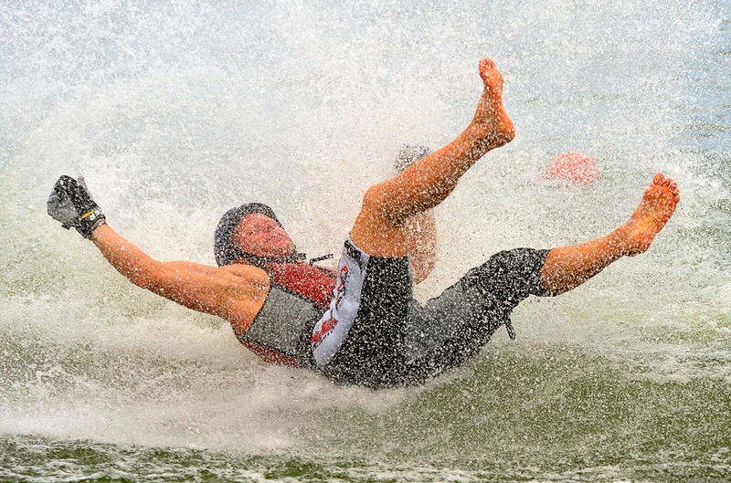 Адин Данекер из США падает с доски во время соревнований по мужскому катанию на водных лыжах босиком на Всемирных играх в г. Гаосюн 23 июля. (SAM YEH/AFP/Getty Images)