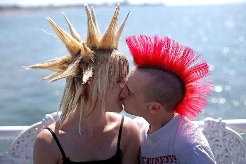 24) Парочка обменивается поцелуями на фестивале «Ребеллион» - трехдневном событии с участием панк-рок групп в Блэкпуле, Англия, 7 августа. (Christopher Furlong, Getty Images)