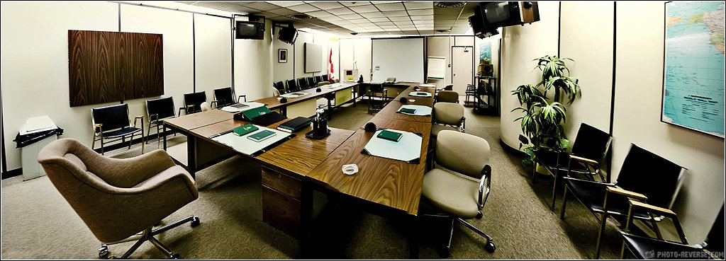 На втором уровне находится радиостудия CBC, множество комнат разного назначения, штаб и комната совещаний. 