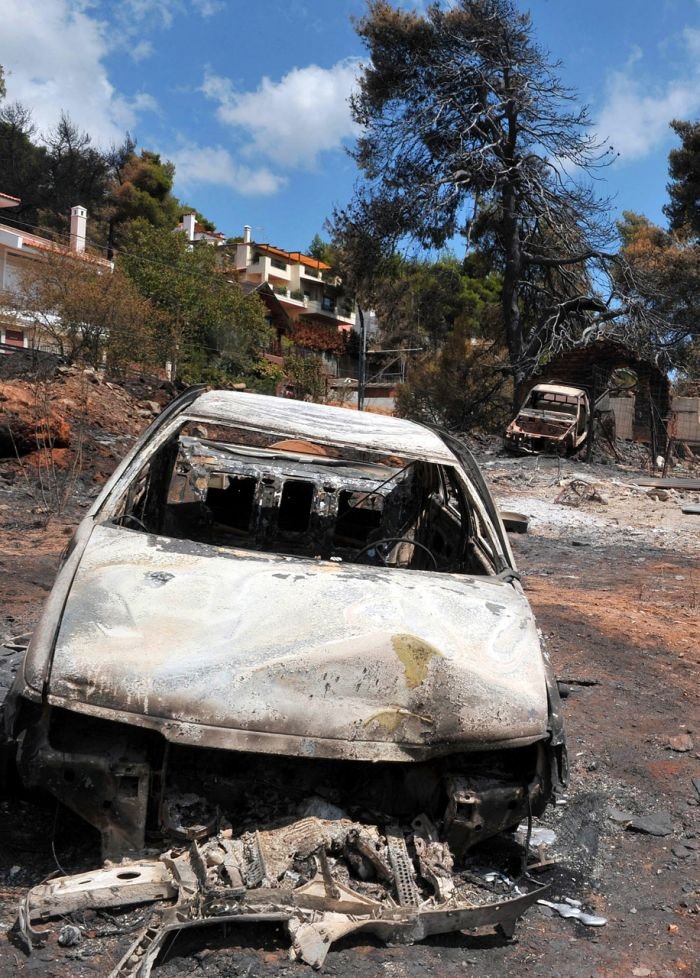 Машины - жертвы греческих пожаров (8 фото)