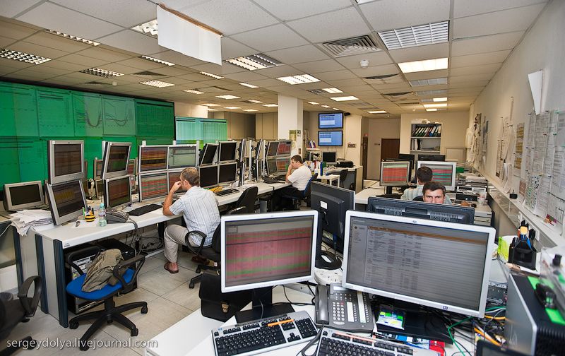 Контроль за контроллерами (простите за тавтологию) осуществляется со второго этажа Центра Контроля Сети: 