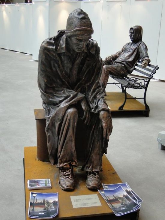 Бронзовые статуи бездомных (19 фото)