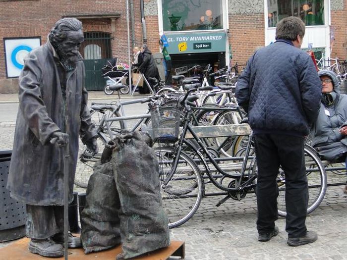 Бронзовые статуи бездомных (19 фото)