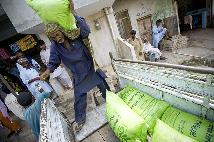 Пакистан восстанавливается после наводнения 2010 года (11 фото)