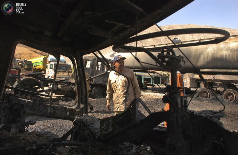 Подборка горящих бензовозов в Афганистане (29 фото)