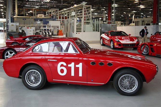 Завод Ferrari в Маранелло вид изнутри (19 фото)