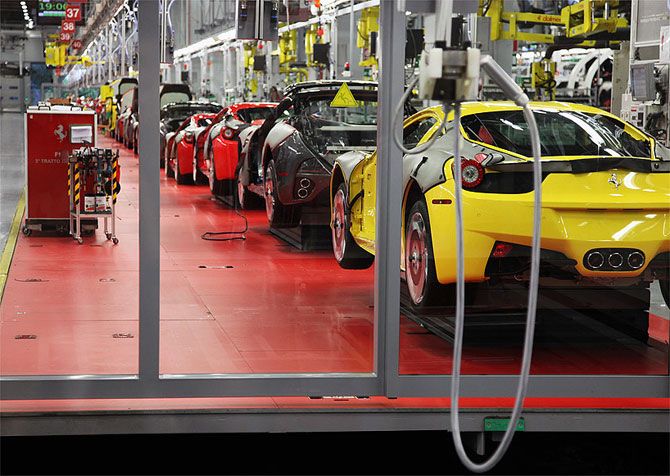 Завод Ferrari в Маранелло вид изнутри (19 фото)