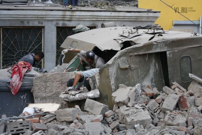 Во Владивостоке обрушилась стена дома (10 фото)