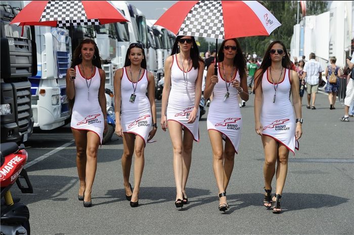 Девушки с Гран-при Чехии Чемпионата мира MotoGP 2011 (53 фото)
