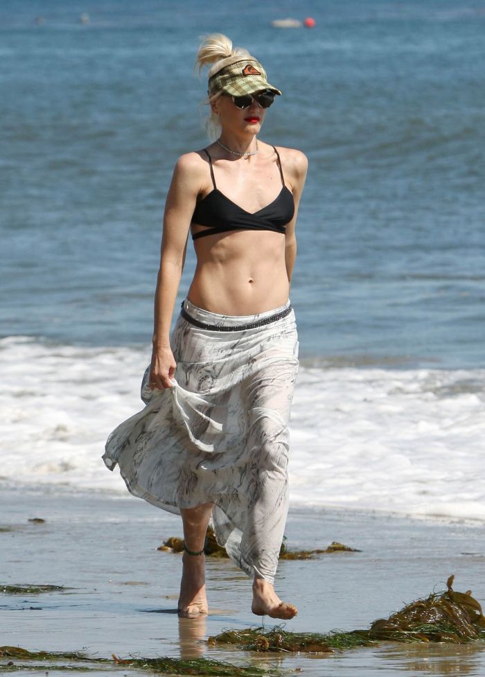 Гвен Стефани гуляет по пляжу в топе (8 Фото)