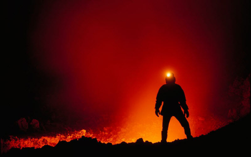  Фотограф Карстен Петер подбирается к извергающимся вулканам (19 фото)