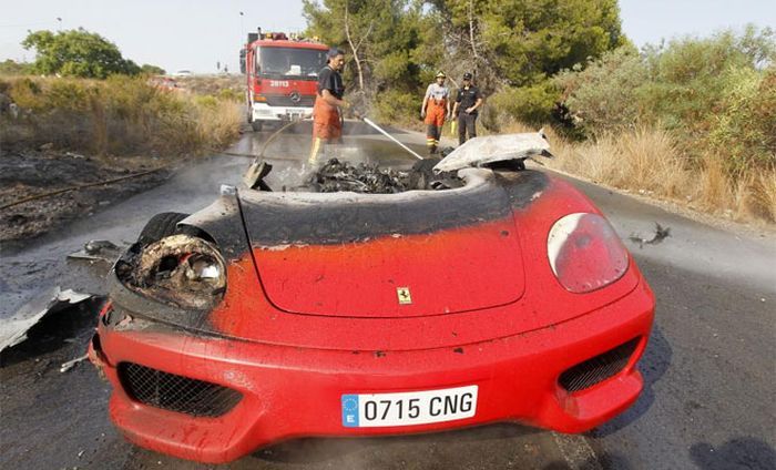Ferrari футболиста Эвера Банеги сгорела дотла (10 фото+видео)
