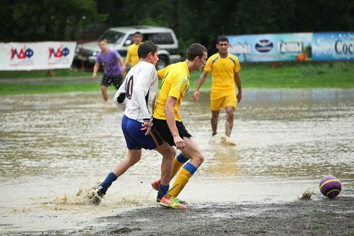 Футбол в дождливый день (8 фото)