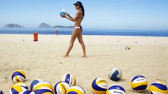 Пляжный волейбол в бикини (44 фото)