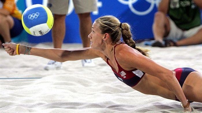 Пляжный волейбол в бикини (44 фото)