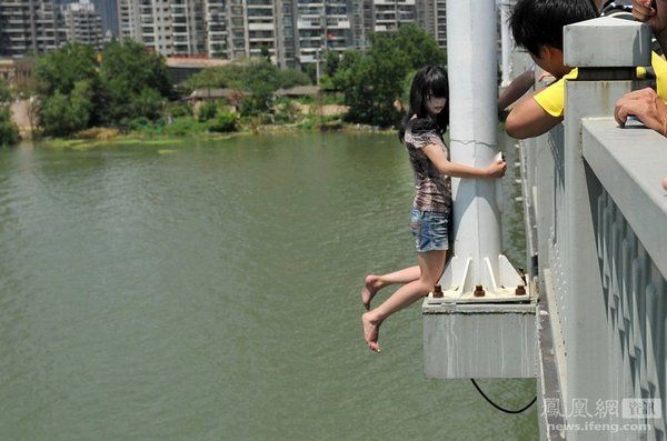Девушка-самоубийца на мосту (3 фото)