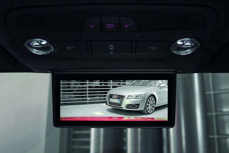 Audi R8 e-tron получит цветной дисплей вместо зеркала заднего вида (5 фото)