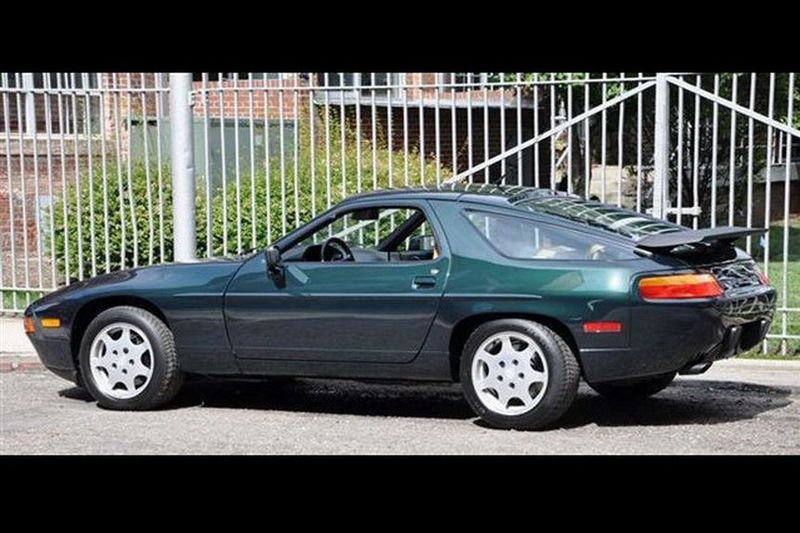 Porsche 928 GT 1989 года выпуска с пробегом 565 км оценили в 100000$ (16 фото)