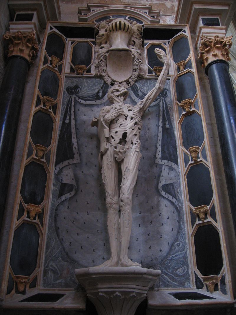 Надгробия в виде трупов и скелетов (45 фото)