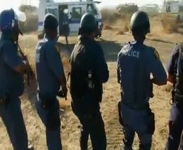 Полиция открыла огонь по шахтерам в ЮАР