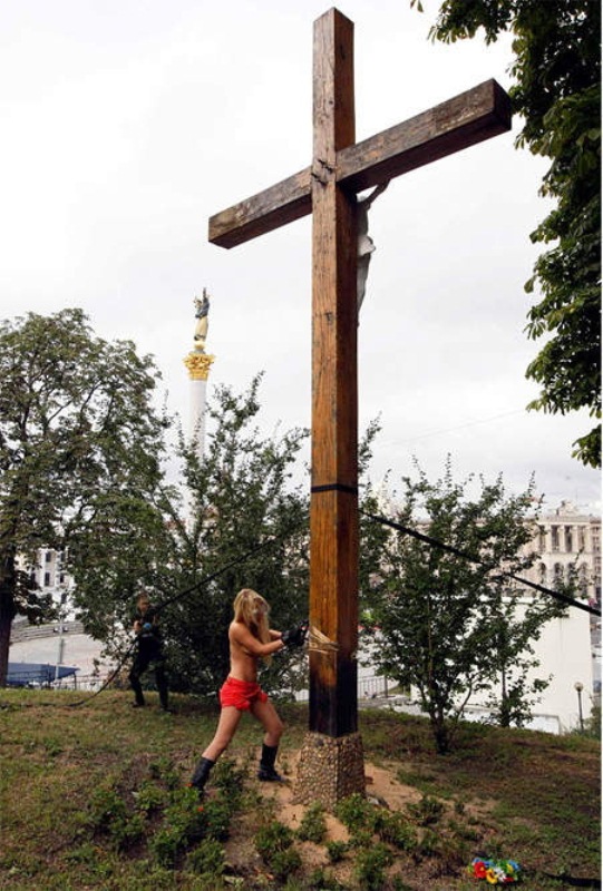 Активистки FEMEN спилили крест над майданом Незалежности (4 фото)