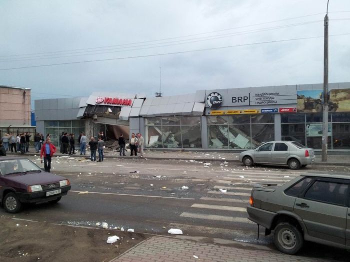 В Череповце автобус протаранил мото-салон (15 фото)