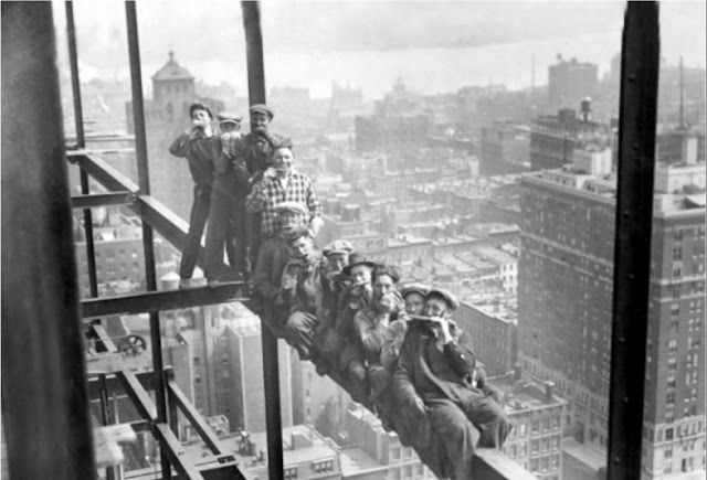 Отважные рабочие, строившие первые небоскребы Нью-Йорка (29 фото)