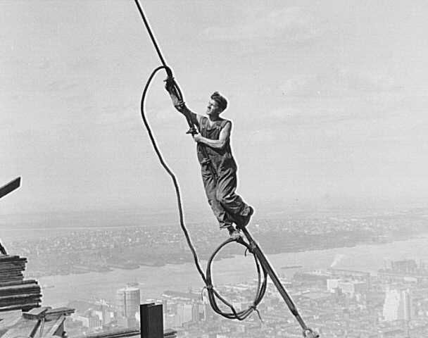 Отважные рабочие, строившие первые небоскребы Нью-Йорка (29 фото)