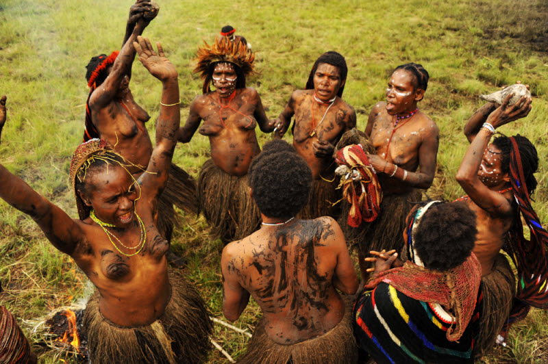 Один день на празднике у папуасов (30 фото)