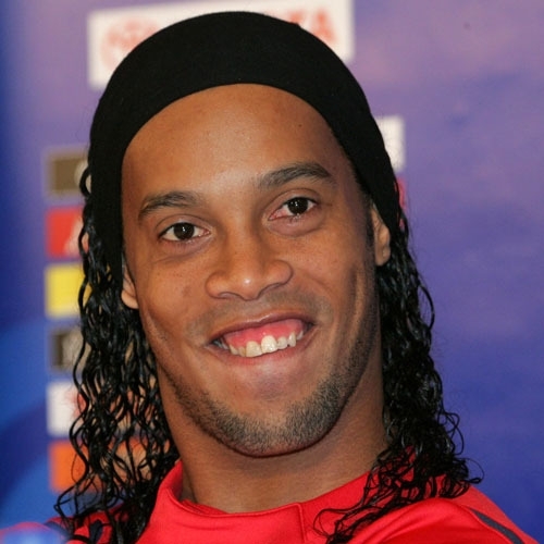 Бразильский футболист Рональдиньо (Ronaldinho) Он один из самых лучших игроков на планете. Хорошо, что в футболе красота не имеет значения, а благодарность фанатов за голы сильнее визуального восприятия