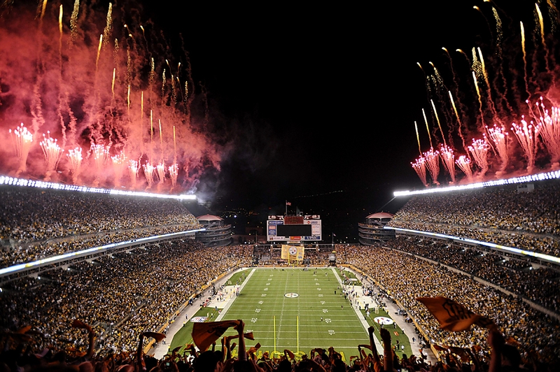 Фанаты команды «Pittsburgh Steelers» перед началом игры NFL против команды «Tennessee Titans» в Питсбурге. Команда из Питтсбурга выиграла в овертайме со счетом 13-10.