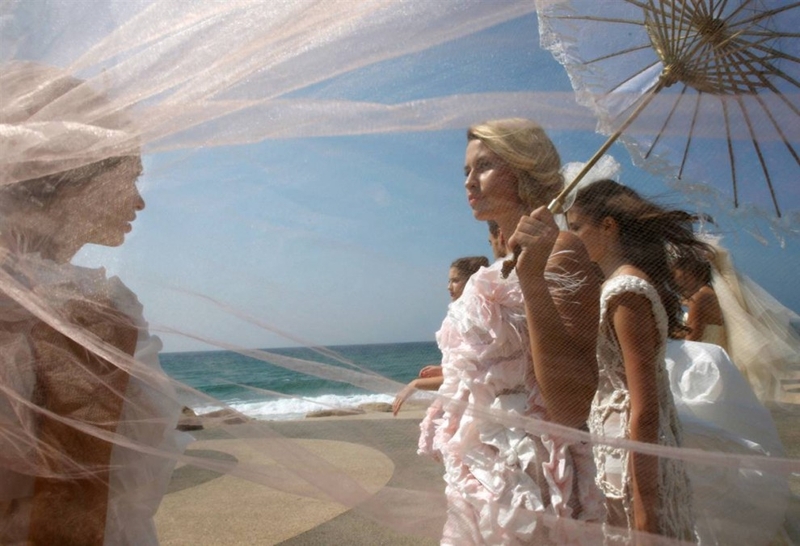 Модели демонстрируют свадебные платья из туалетной бумаги во время фотосессии, которая прошла в Тель-Авиве 8 сентября в рамках рекламной кампании израильской фирмы производящей туалетную бумагу.