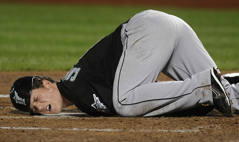 Крис Колан из команды «Флорида Марлинс» (Florida Marlins) лежит на земле, получив удар во время подачи Пэта Миша из команды «Нью-Йорк Мэтс» (New York Mets), в бейсбольном матче на поле Сити в Нью-Йорке в среду. Команда из Нью-Йорка выиграла со счетом 10-3.