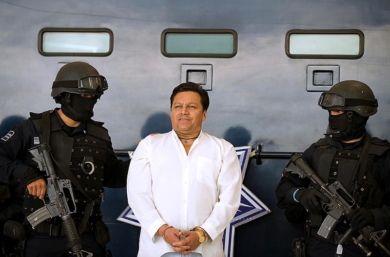 Власти арестовали священника Хосе Флореса Перейру в среду после того, как он якобы угнал самолет рейса Канкун-Мексика. Никто не пострадал. Мистер Перейра утверждает, что всего лишь хотел предупредить президента Фелипе Кальдерона о предстоящем крупном землетрясении.