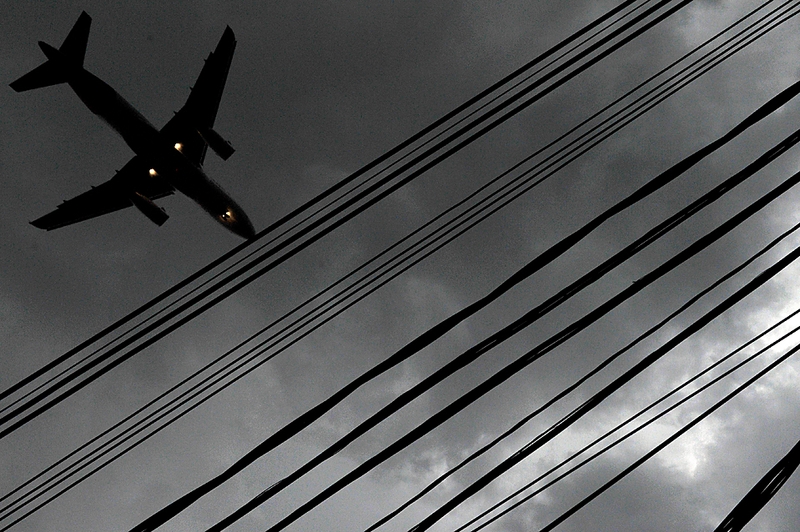 Самолет готовится к посадке в аэропорту Конгоньяс в Сан-Паулу, Бразилия, несмотря на сильную грозу. В этом районе шел град, дождь и дули сильные ветры. В связи с плохой погодой многие рейсы задержали.