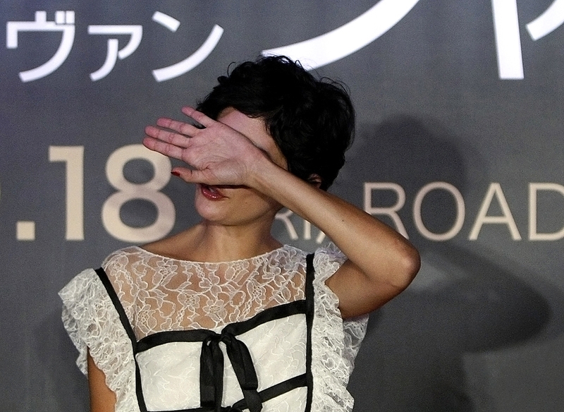 Французская актриса Одри Тоту закрывает глаза от вспышек камер во время встречи с журналистами на презентации своего фильма 