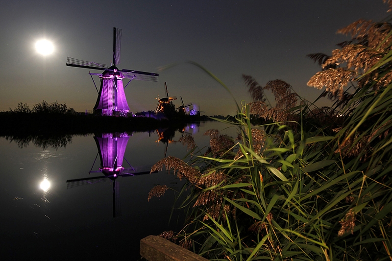 Освещенные светодиодами ветряные мельницы в голландском парке Киндердайк (Kinderdijk), который внесен в Список объектов Всемирного наследия ЮНЕСКО. Начиная с этого года, подсветка мельниц осуществляется с помощью энергосберегающих светодиодов.