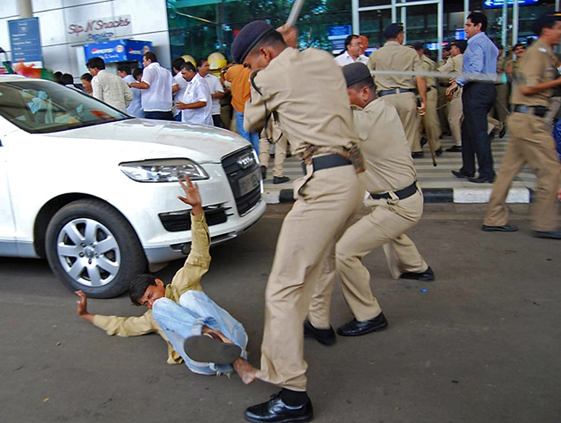 Сотрудники полиции во время стычки со сторонниками Бхаратия Джаната Генерального секретаря Гопинатх Мунде на акции протеста у аэропорта в Мумбаи