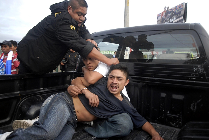 Национальная полиция в Гватемале проводит арест подозреваемых в нападении на тюремный автомобиль, в результате которого был убит офицер. Полиция сообщила, что четыре сотрудника тюрьмы были смертельно ранены в результате трех отдельных нападений, которые, как считают власти, являются местью за подавление тюремного бунта.