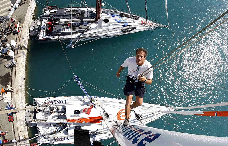 Французский шкипер Мишель Дежуайо (Michel Desjoyeaux), победитель кругосветной одиночной регаты “Vendee Globe” в 2008 и 2009 годах, поднялся на мачту яхты в Ницце, во время гонки Стамбул-Ницца-Барселона-Брест.