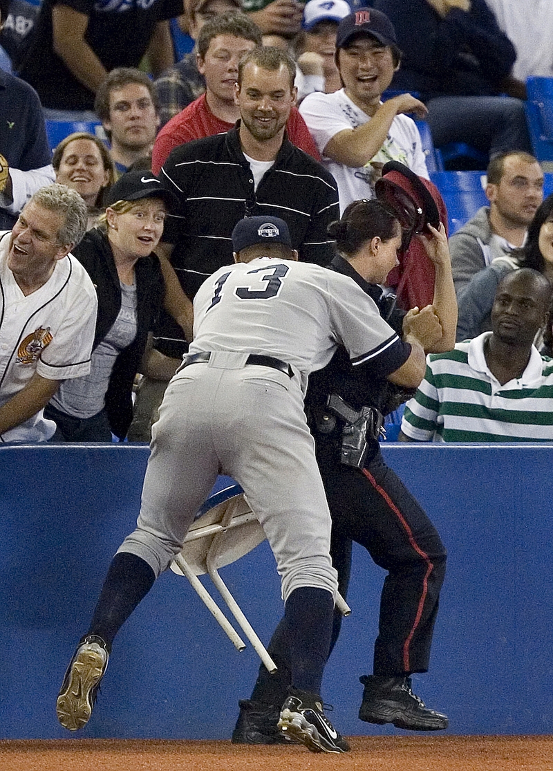 Алекс Родригес, член команды «New York Yankee» столкнулся с полицейским Лизой Хейфорд, в погоне за летящим мячом во время игры против команды «Toronto Blue Jays» в четверг в Торонто. Янки выиграли матч со счетом 10-5.