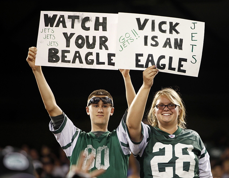 Фанаты команды «New York Jets» держат плакаты на предсезонном матче NFL с командой «Philadelphia Eagles» в Восточном Разерфорде, штат Нью-Джерси.
