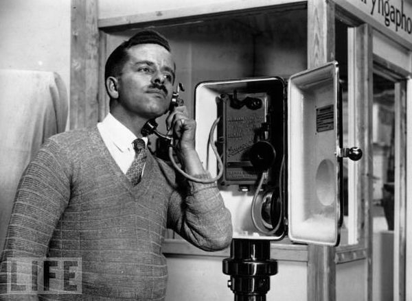 Ларингофон, 1929. brУстройсто для передачи вибрации голосовых связок. Так образом можно изменить свой голос, чтобы вас не узнали.