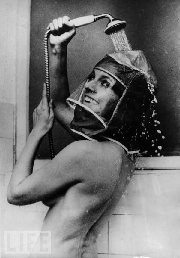 Шлем для душа, 1970.brСпециальный шлем для женщин, который позволял им принимать душ с косметикой на лице.
