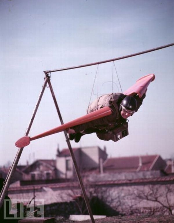 Костюм птицы, 1955.brИзобретатель Валентин умер, когда его изобретение подвело его после выпрыгивания из самолета в 1956.
