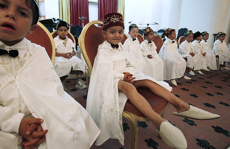 Мальчики в традиционной одежде на церемонии в Алжире накануне их ритуального обрезания, которое проводят всем мальчикам согласно мусульманскому исламскому праву.