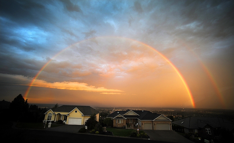 Двойная радуга на рассвете над городом Спокейн, штат Вашингтон