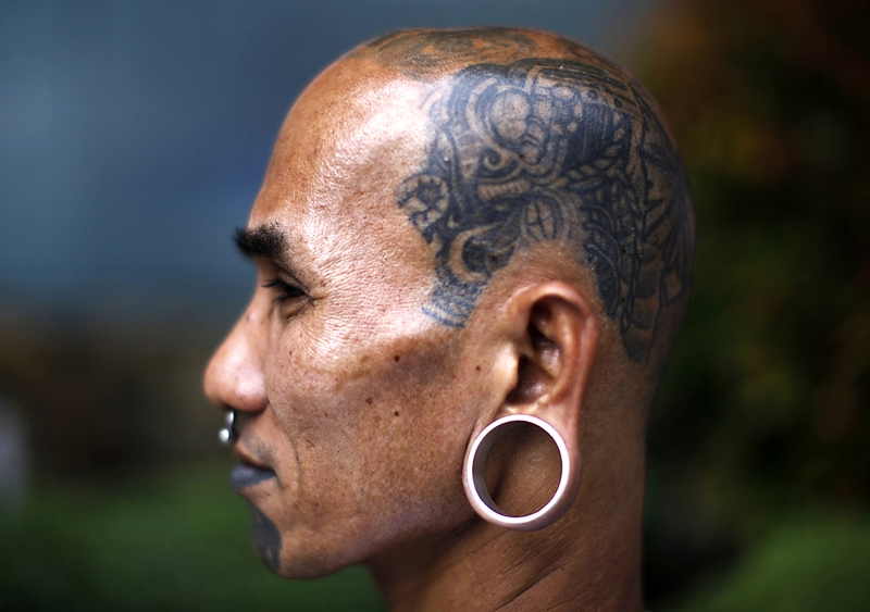 Человек демонстрирует свою татуировку во время фестиваля Dutdutan в финансовом районе Манилы. Ежегодный фестиваль призван продвигать в массы искусство татуировок и разрушить негативный образ татуировок в обществе.