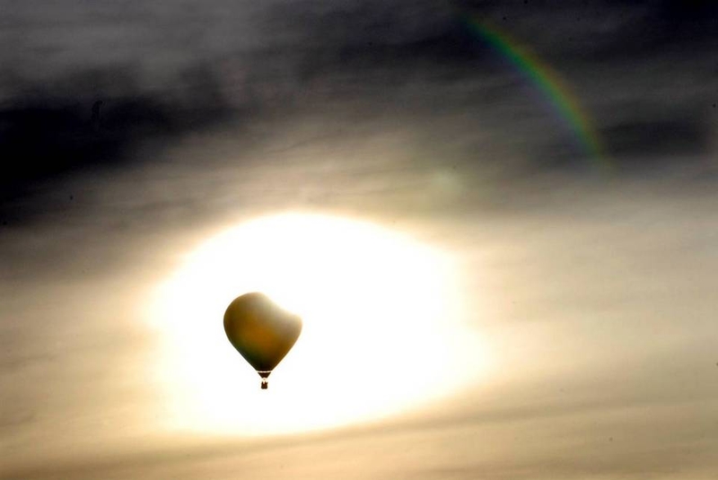 Воздушный шар на фоне утреннего солнца 10 сентября над Сан-Рафаэль-парком в Рино, штат Невада