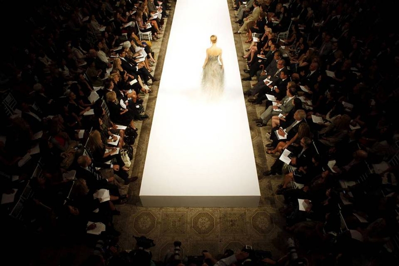 Модель идет по подиуму во время показа коллекции Oscar de la Renta Весна/Лето 2010 в Нью-Йорке 16 сентября.